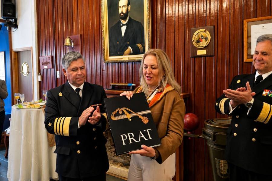 Comandante en jefe de la Armada visitó Sala Arturo Prat en San Carlos