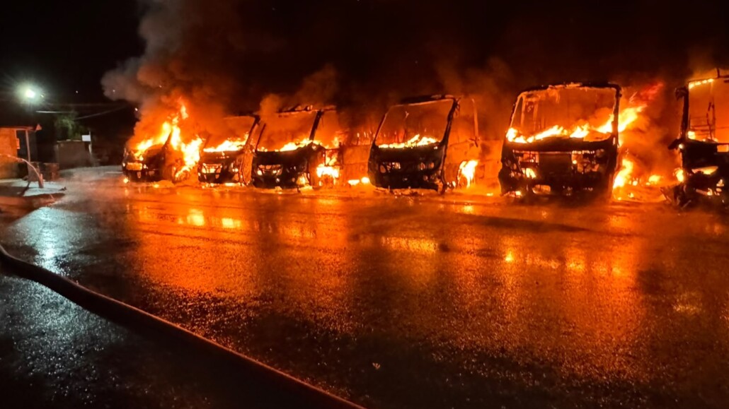 Incendio al interior de garita destruye 13 microbuses en Villa Alemana