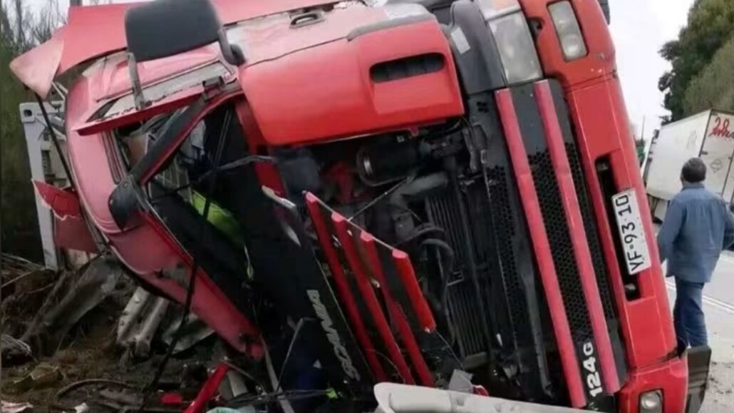 Conductor de camión muere tras volcamiento de alta energía en Ancud