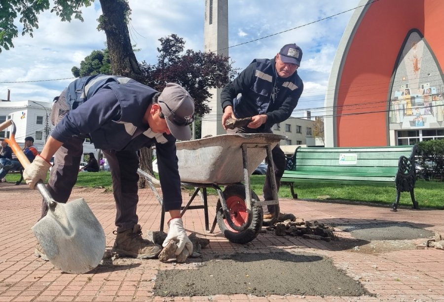 Reparan veredas de Plaza de Armas de Chillán tras críticas por deterioro