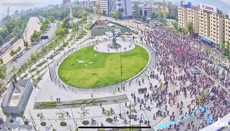 Organizaciones sociales marchan en el centro de Santiago a siete…