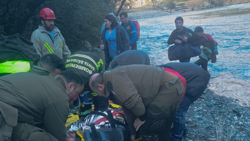 Rescatan a padre y su hijo de nueve años tras caer desde puente y…