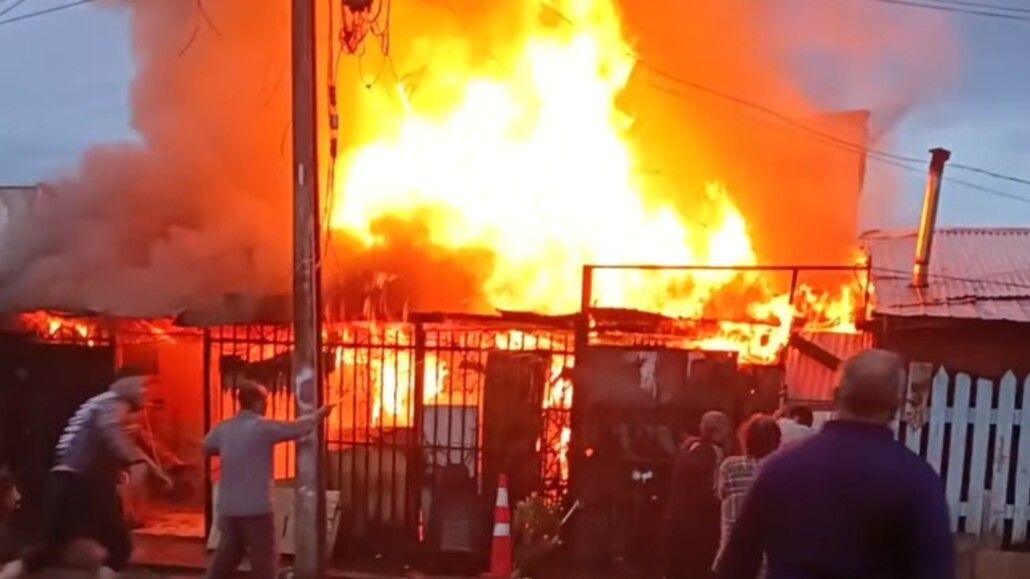 Incendio de viviendas moviliza a bomberos en el sector sur de Los…