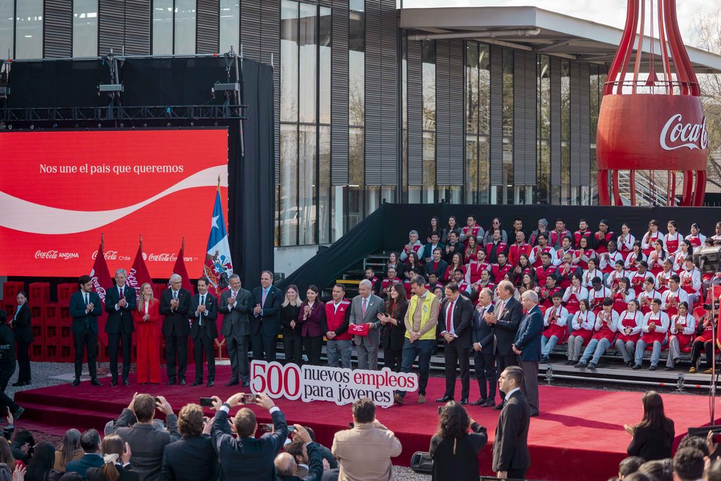 PRESIDENTE KAST ANUNCIA INVERSIÓN DE 720 MIL MILLONES DE COCA-COLA…