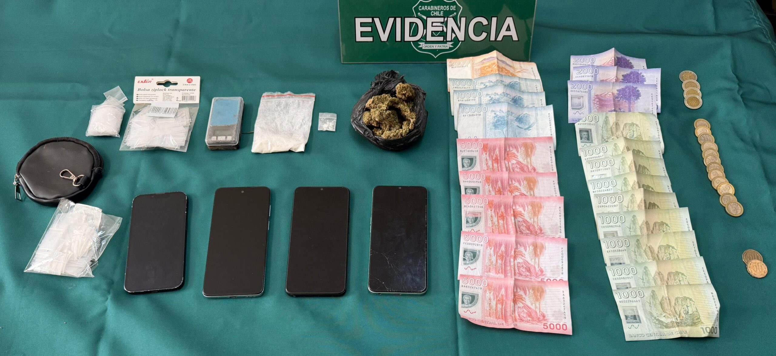 Fueron fiscalizados y llevaban drogas prohibidas en su vehículo..