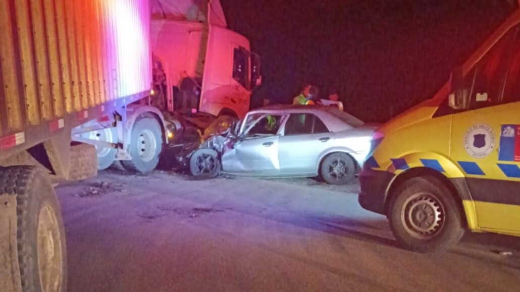 Colisión de camión con automóvil deja un muerto en Laja