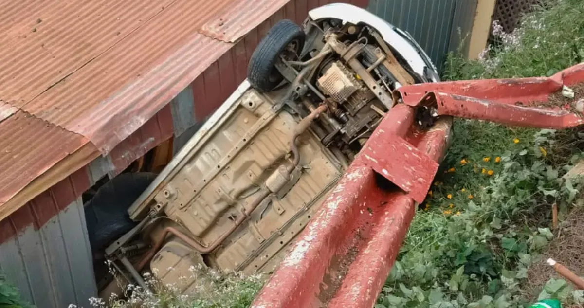 Auto cae sobre una vivienda tras desbarrancarse en cerro Mariposa de…