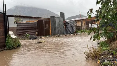 Derrumbe de casona de adobe obliga a evacuar edificio de 12 pisos en…